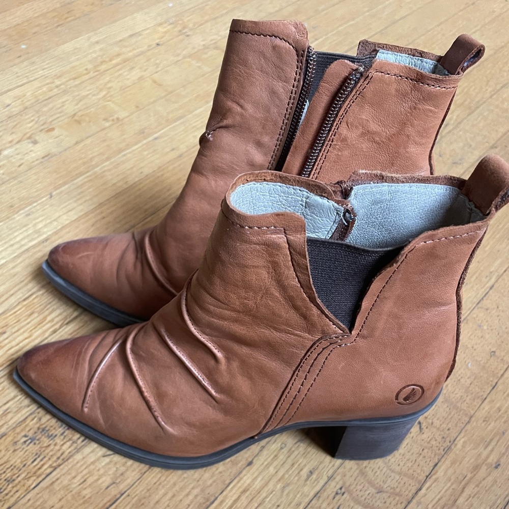 Light brown leather Casta booties
